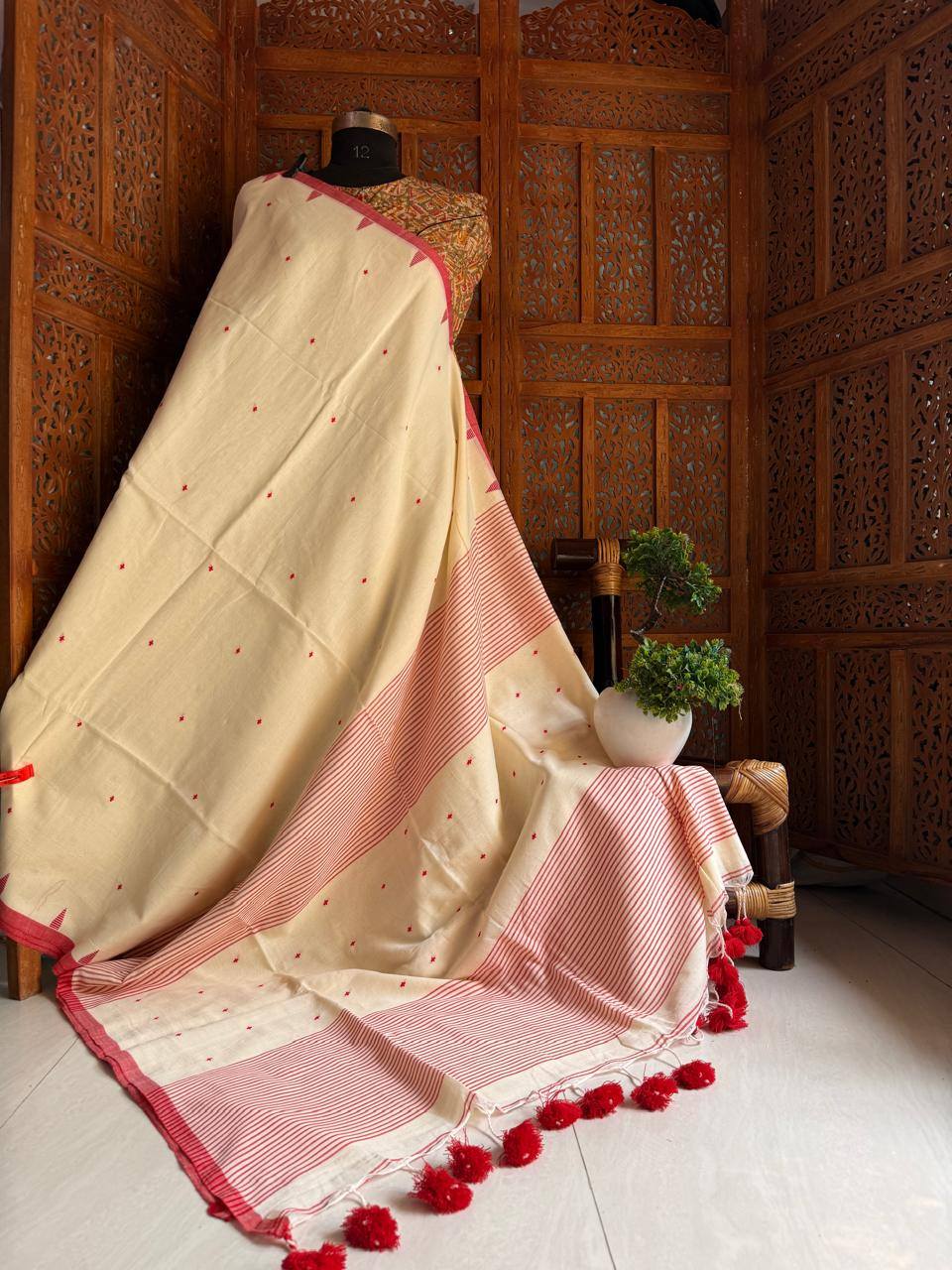 Unnimaya - ഉണ്ണിമായ ( Khadi cotton sarees ) Unnimaya - ഉണ്ണിമായ ( Khadi cotton sarees )