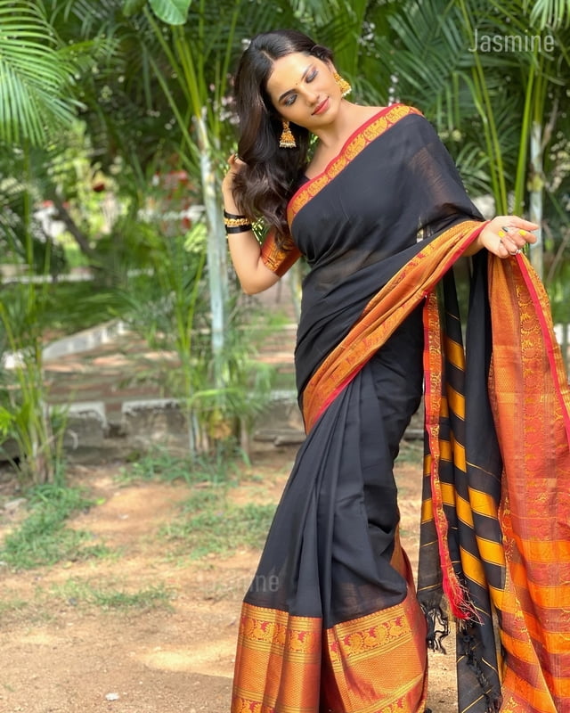 Big Border - Black ( Pure Narayanpet Handloom ) Big Border - Black ( Pure Narayanpet Handloom )